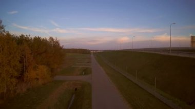 Orta Polonya 'da otoyol, bir sonbahar akşamı çekilmiştir..