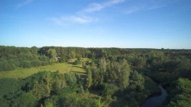 Bir yaz günü, küçük vahşi bir nehrin üzerinde alçak uçuş, Grabia nehri, Polonya.