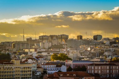 Portekiz 'in çevresindeki tepelerden Lizbon şehrinin manzarası. 