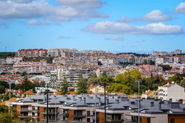 Portekiz 'in çevresindeki tepelerden Lizbon şehrinin manzarası. 