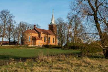 Polonya 'nın Gorka Pabianicka köyündeki Katolik Kilisesi.