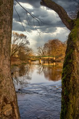 Yol köprüsü, iki nehir kıyısını birbirine bağlıyor.
