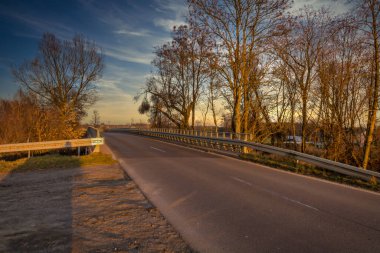 Yol köprüsü, iki nehir kıyısını birbirine bağlıyor.