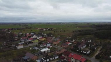 Orta Polonya 'da küçük bir köy yukarıdan çekildi.. 