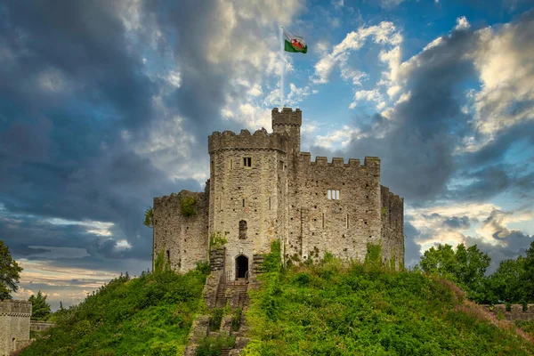 Cardiff Şatosu, Galler 'in başkentinde tarihi bir kompleks ve ülkenin en popüler yerlerinden biridir..