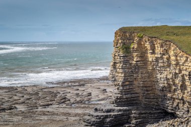 Galler 'in güzel ve kayalık kıyıları.