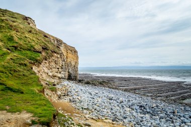 Galler 'in güzel ve kayalık kıyıları. 
