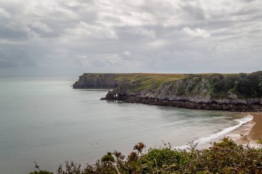 Galler 'in güzel ve kayalık kıyıları. 