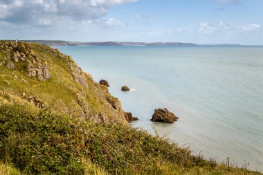 Galler 'in güzel ve kayalık kıyıları. 