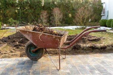 Bahçede bahar temizliği..