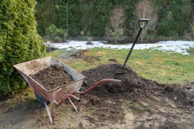 Bahçede bahar temizliği..