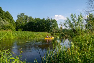 Polonya 'nın merkezindeki küçük Grabia nehrinde balık tutmak. 