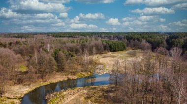 Polonya 'nın küçük Grabia Nehri üzerinde alçak uçuş. 