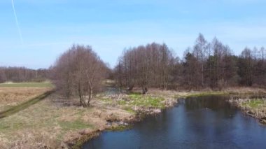 Polonya 'nın küçük Grabia Nehri üzerinde alçak uçuş. 