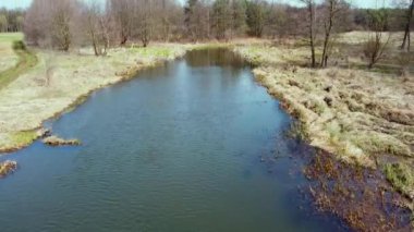 Polonya 'nın küçük Grabia Nehri üzerinde alçak uçuş. 