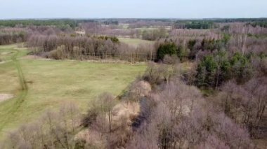 Polonya 'nın küçük Grabia Nehri üzerinde alçak uçuş. 