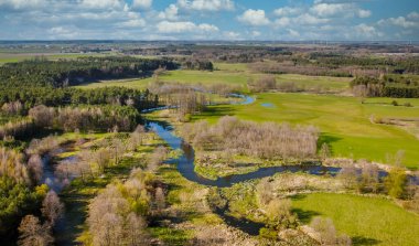 Polonya 'nın küçük Grabia Nehri üzerinde alçak uçuş. 