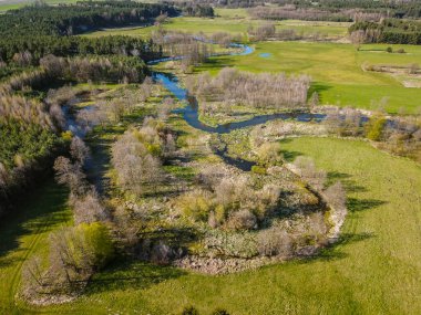 Polonya 'nın küçük Grabia Nehri üzerinde alçak uçuş. 