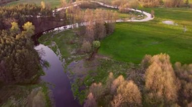 Polonya 'nın küçük Grabia Nehri üzerinde alçak uçuş. 