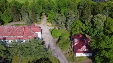 Tarım okulunun eski binalarının üzerinden uçuyor.. 