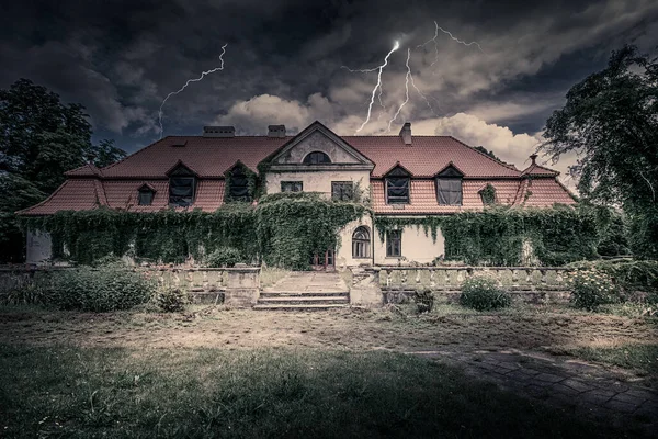 Una Vecchia Villa Trascurata Nella Città Ostrow Polonia — Foto Stock