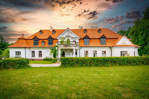 ポーランドのオストローの町の古い 無視された邸宅 — ストック写真