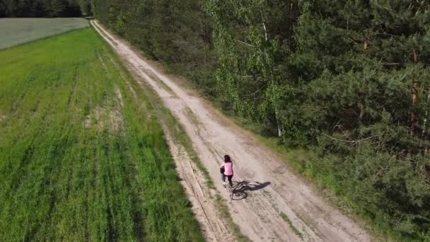 Kobieta Jeżdżąca Rowerze Polnej Drodze — Wideo stockowe