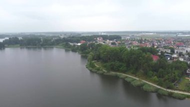 Göl ve şehir manzarası üzerinden uçuyor.. 