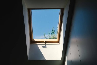 Kapalı çatı pencereleri ve tavanı.