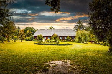 Polonya kırsalında eski ahşap binalar. 