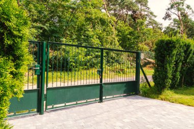 Özel mülke eski metal giriş kapısı.