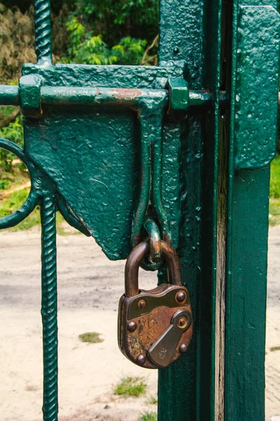 Verrouillé Vieux Cadenas Antique Sur Porte Verte — Photo