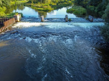 Orta Polonya 'daki Warta Nehri' ni gösteren bir hava aracının fotoğrafı..
