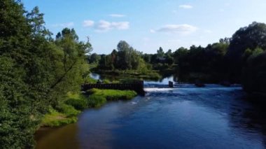 Orta Polonya 'daki Warta Nehri' ni gösteren bir hava aracının fotoğrafı.. 