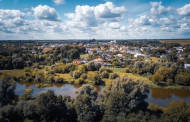 Küçük Burzenin kasabası Warta Nehri üzerinde yer almaktadır.. 