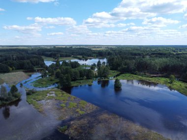 Polonya 'nın merkezindeki küçük nehrin üzerinden uçun.. 