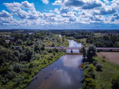 Küçük Burzenin kasabası Warta Nehri üzerinde yer almaktadır.. 