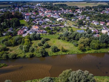 Küçük Burzenin kasabası Warta Nehri üzerinde yer almaktadır.. 
