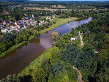 Küçük Burzenin kasabası Warta Nehri üzerinde yer almaktadır.. 