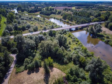 Küçük Burzenin kasabası Warta Nehri üzerinde yer almaktadır.. 