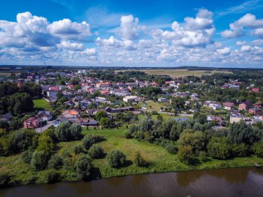 Küçük Burzenin kasabası Warta Nehri üzerinde yer almaktadır.. 