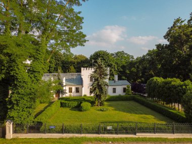 Konopnica 'daki malikane çok karakteristik bir görünüme sahip - düzensiz şekilli beyaz bir yapı, romantik neo-gotik tarzına atıfta bulunuyor.