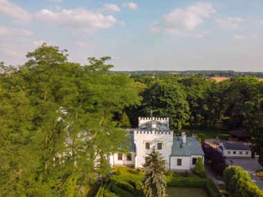 Konopnica 'daki malikane çok karakteristik bir görünüme sahip - düzensiz şekilli beyaz bir yapı, romantik neo-gotik tarzına atıfta bulunuyor.