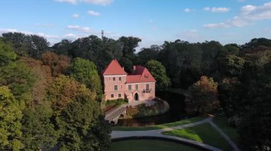 Polonya, Oporow 'da tuğladan bir Gotik şato..