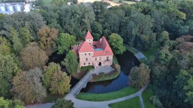 Polonya, Oporow 'da tuğladan bir Gotik şato..