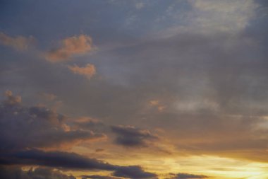 Gökyüzü ve onun renkleri gün batımında.