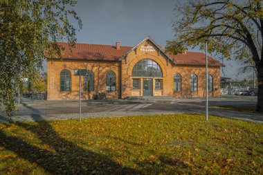 Polonya, Zdunska Wola 'daki tren istasyonu binası ve çevresi.