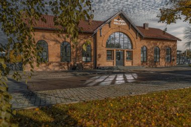 Polonya, Zdunska Wola 'daki tren istasyonu binası ve çevresi.