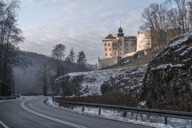 Pieskowa Skaa Kalesi ve Herkül Kulübü, Polonya.