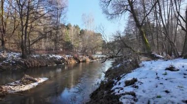 Polonya 'nın küçük Grabia Nehri üzerinde kış ve kar.